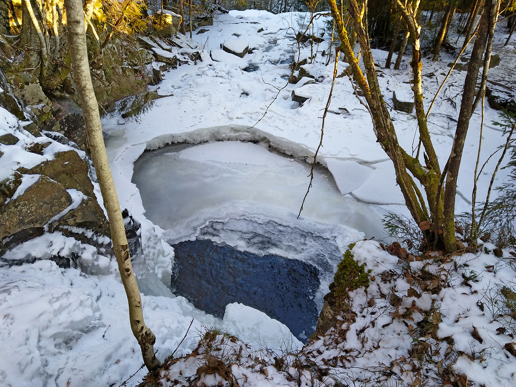 Sæterbekken med åpen kulp under fossen