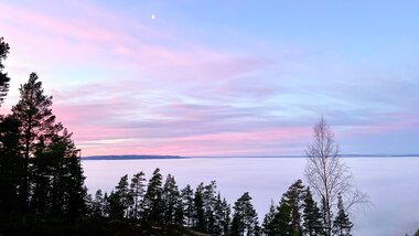 Morgenrøden med måne over tåkehavet