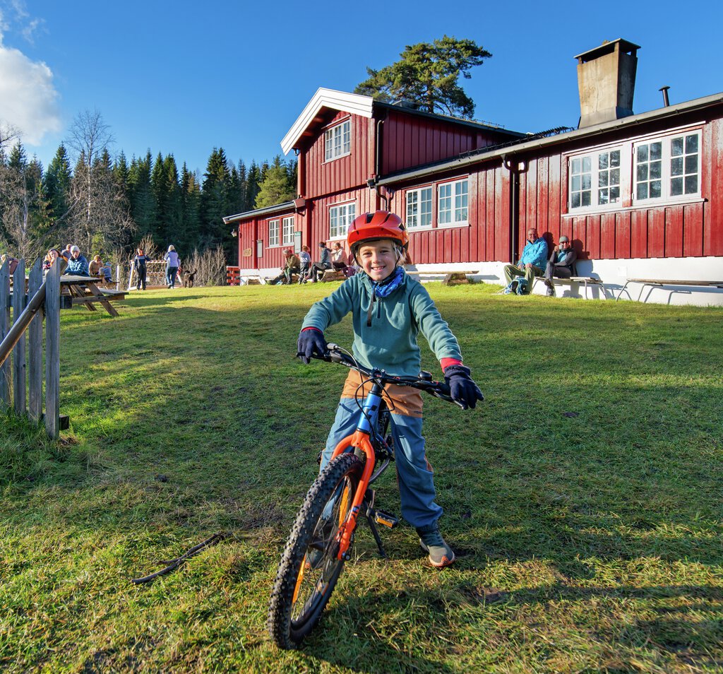 Ung syklist på Furuholmen