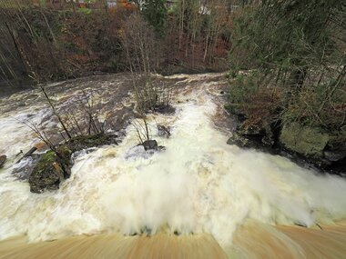 Hammarfossen i passe høstflom