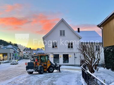 Snømåking i Storgata i Drøbak