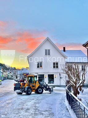Snømåking i Storgata i Drøbak