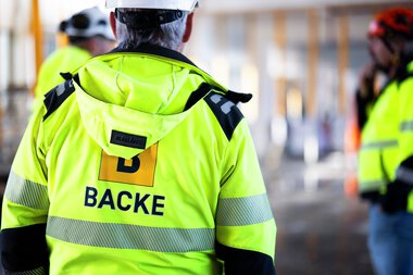 Backe-logo på jakke Backe-logo på jakke