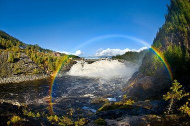 På nedsiden av Nedre Fiskumfoss kraftverk