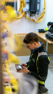 Marius Dolmen i gang med OTDR-måling 