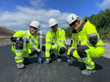Velde legger sirkulær asfalt på E39 i Lyngdal.