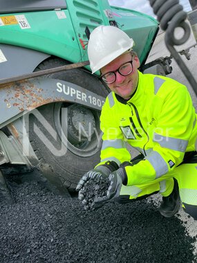 Velde legger sirkulær asfalt på E39 i Lyngdal.