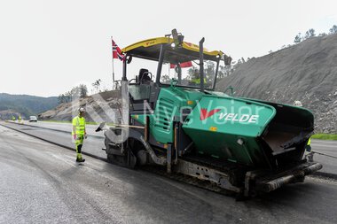 Velde legger sirkulær asfalt på E39 i Lyngdal.