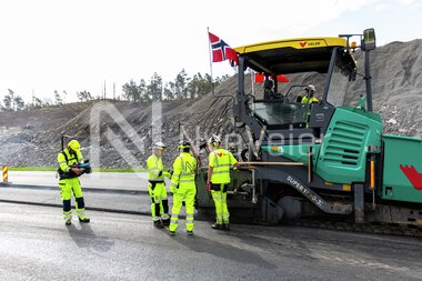 Velde legger sirkulær asfalt på E39 i Lyngdal.