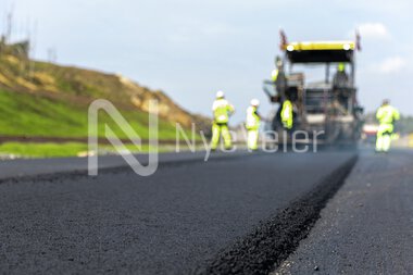 Velde legger sirkulær asfalt på E39 i Lyngdal.