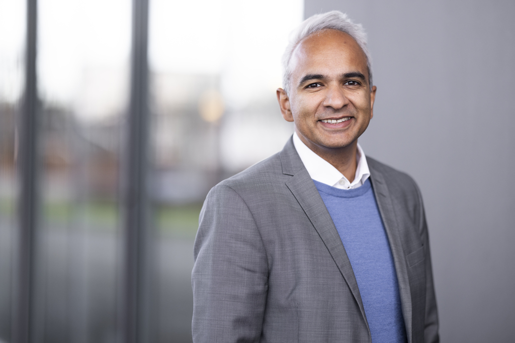 Shiraz Abid, divisjonsdirektør privat