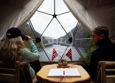 Glamping i Åkrafjorden om høsten