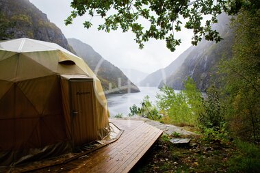 Glamping i Åkrafjorden om høsten