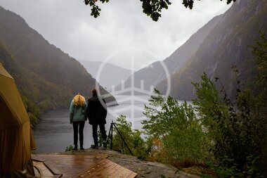 Glamping i Åkrafjorden om høsten