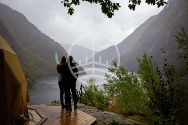 Glamping i Åkrafjorden om høsten