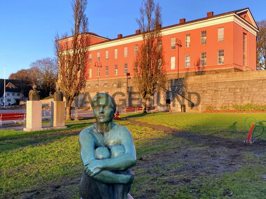 En statue med Rådhuset i bakgrunnen. 