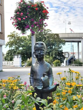 Arild, gutt med seilbåt