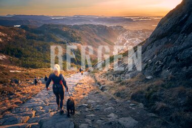 Fjelltur på Ulriken i solnedgang
