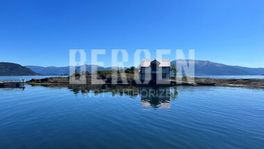 Utsikt til holme, tatt fra Årbakka Handelsstad på Tysnes 