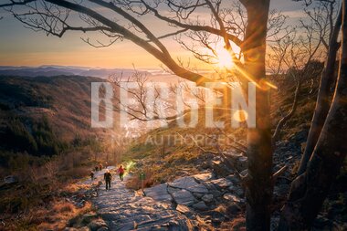 Fjelltur på Ulriken i solnedgang