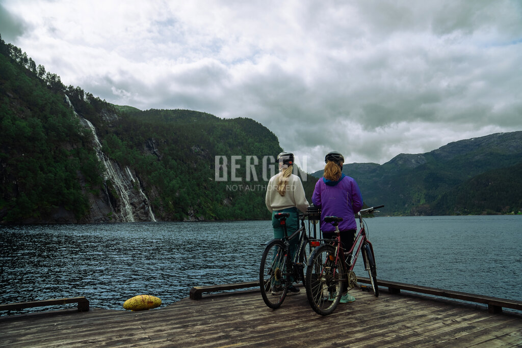 På sykkeltur i Modalen kommune nord for Bergen