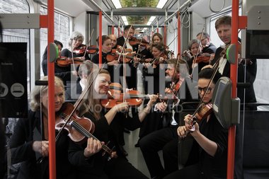 Førstefiolingruppa spiller på Bybanen