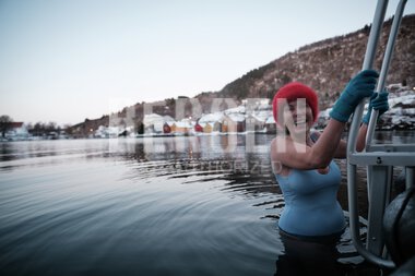 Vinterbading i Mjøsvågen ved badstuen Flabellina 