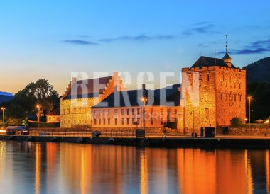 Håkonshallen i kveldslys