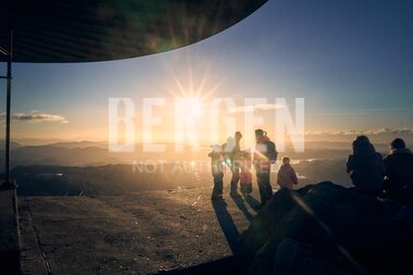 Fjelltur på Ulriken i solnedgang