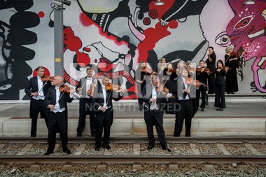 Førstefiolingruppa spiller på Fantoft bybanestopp