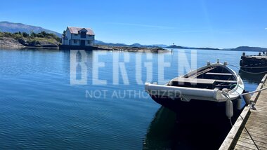 Utsikt til holme, tatt fra Årbakka Handelsstad på Tysnes 