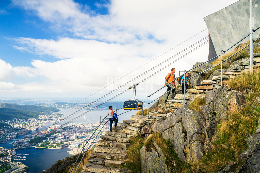 Sherpatrapper opp Ulriken med Ulriksbanen i bakgrunn