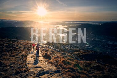 Fjelltur på Ulriken i solnedgang