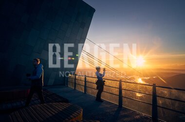 Fjelltur på Ulriken i solnedgang