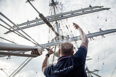 Mann foran skipsmast under Tall ships races