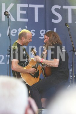 Storm Weather Shanty Choir på scenen