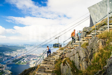 Sherpatrapper opp Ulriken med Ulriksbanen i bakgrunn