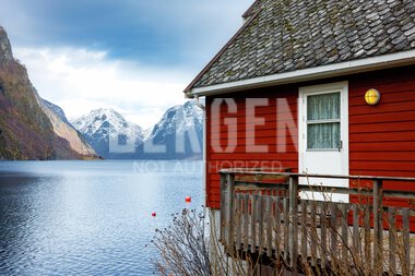 Hytte ved fjorden i Flåm