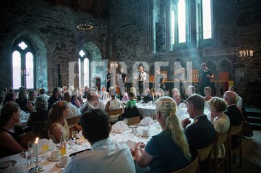 Storm Weather Shanty Choir underholder under Captains' dinner 