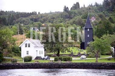 Hamre kyrkje med prestekaien på Osterøy