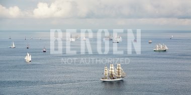 Mange seilskuter på havet