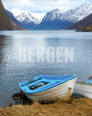 Robåt ved fjorden i Flåm