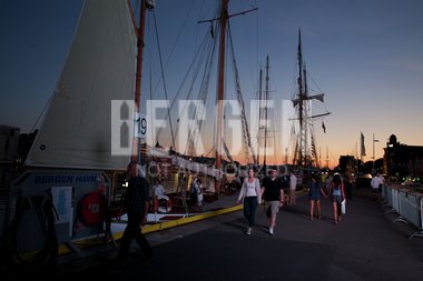 Mennesker vandrer på Bryggen
