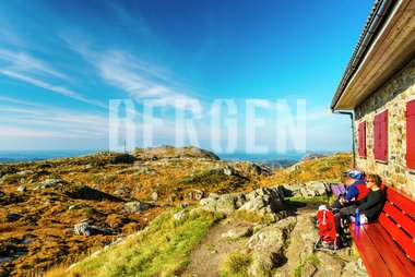 I solveggen på Turnerhytten