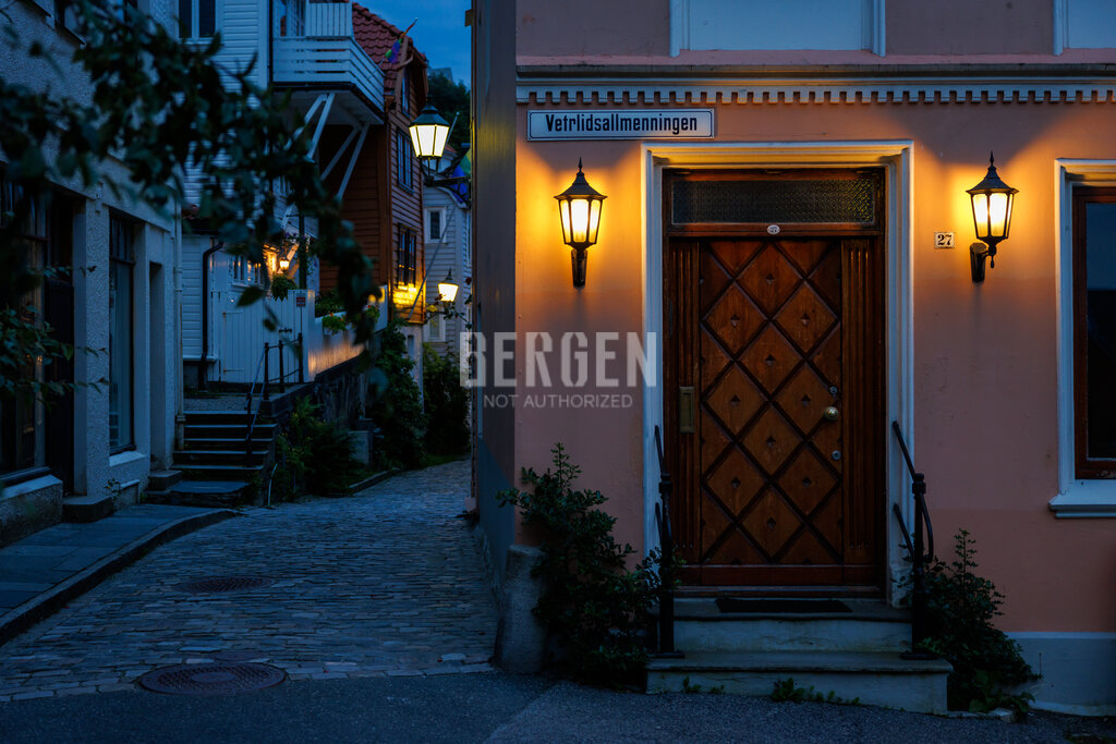 Kveldsstemning i ett av Bergens mange smau