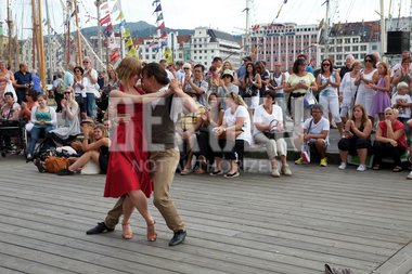 Mann og kvinne danser på Bryggen i Bergen