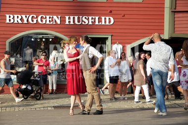 Mann og kvinne danser på Bryggen i Bergen