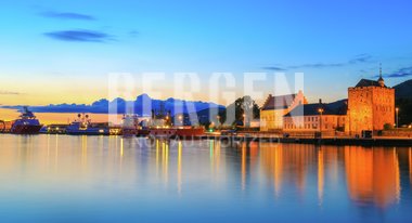 Håkonshallen og skip i kveldslys