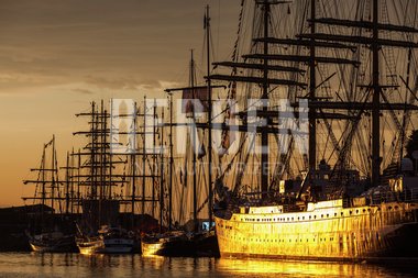 Seilskuter til kai i kveldssol