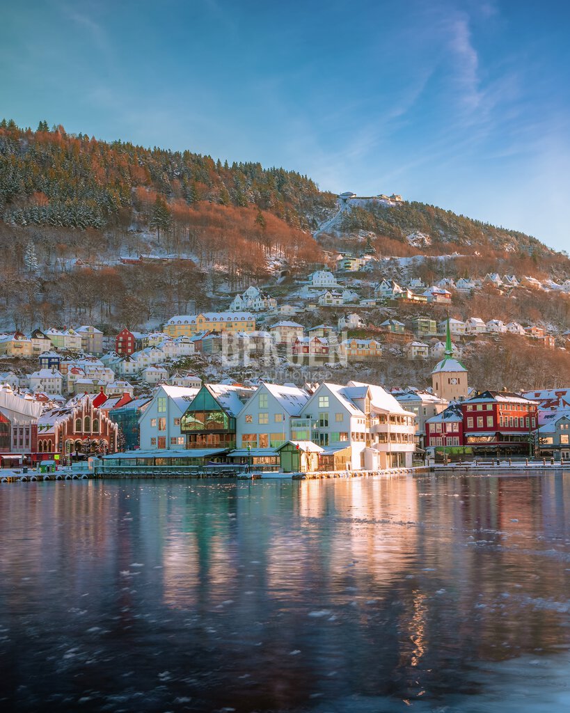 Zachariasbryggen i Bergen med Fløyen i bakgrunn